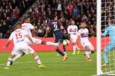 PSG door 2 eigen goals van Lyon toch de beste in Franse topper