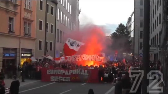 🔥🎥 | Bayern-fans komen met dikke sfeeractie aan in Londen