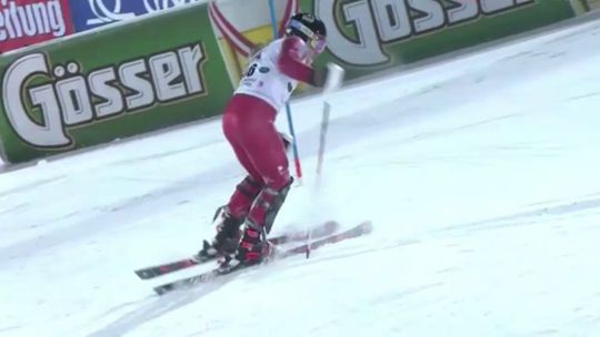 Baas! Gevallen skiër geeft niet op en krabbelt geweldig overeind (video)