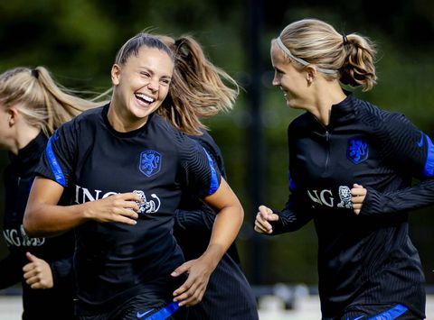 Oranje Leeuwinnen trainen voor 1e keer onder nieuwe bondscoach: ‘Vereerd dat ik hier nu sta’