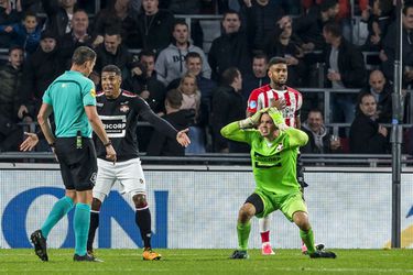 Scheidsrechter Manschot biedt Willem II-spelers excuses aan voor penalty