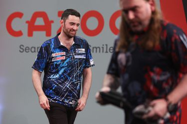 Luke Humphries komt met de schrik vrij in kwartfinale Players Championship Finals