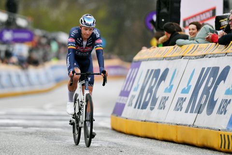 Dit pietluttige bedrag moet Tim Merlier betalen na 'spookrijden' in Scheldeprijs