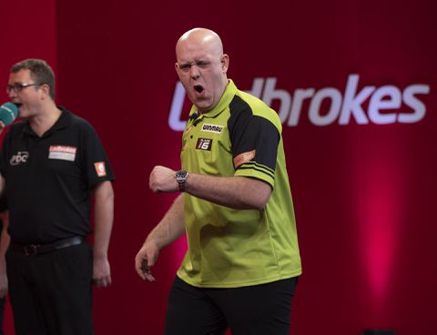 Brullende Michael van Gerwen walst over Gary Anderson heen en bereikt kwartfinales PC-Finals