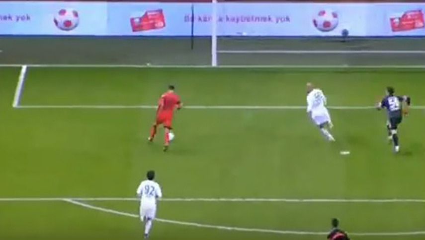 Galatasaray-aanvaller krijgt bal voor open doel toch naast