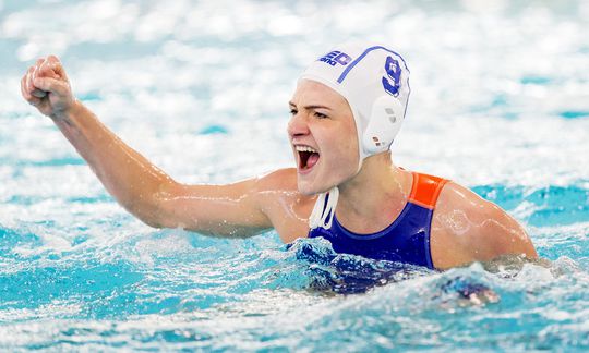 Waterpolodames verslaan Griekenland na spannende pot