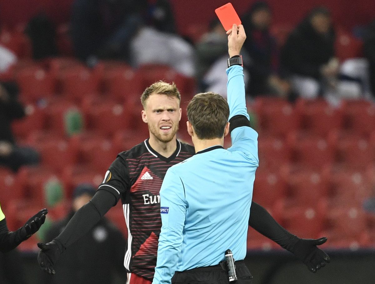 Feyenoord stijgt ondanks rode kaart Jørgensen zelfs een plek in de poule