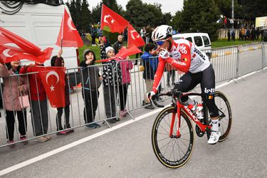Caleb Ewan sprint iedereen eruit op klein slotklimmetje in 4e etappe Ronde van Turkije