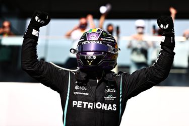 🎥 | Ondanks alles wint Lewis Hamilton de GP van Brazilië: na DQ, 5 plekken gridstraf en heftig verdedigende Max Verstappen