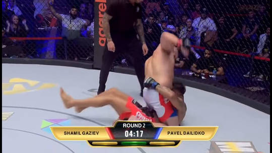 🎥 | Scheids wil maar niet stoppen: vechter wordt helemaal kapotgebeukt