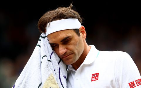 Roger Federer ondersteboven gespeeld door Hubert Hurkacz in kwartfinale Wimbledon