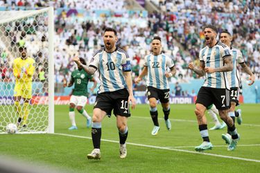 🎥 | VAR Pol van Boekel speelt grote rol in openingsfase: penalty voor Argentinië, Messi maakt 'm