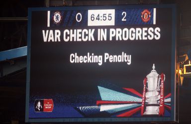 VAR-beelden worden tijdens halve finales FA Cup op de schermen in het stadion getoond