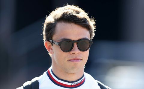 🎥​ | Hopelijk debuteert Nyck de Vries beter dan bij zijn 1e rit op openbare weg: politie hield hem aan