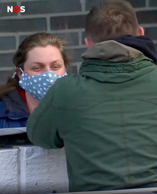 💍🎥 | JA! Sparta-supporter doet huwelijksaanzoek tijdens wedstrijd met VVV