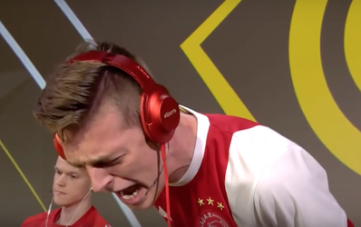 Hagebeuk (Ajax) helemaal uit zijn plaat door overwinning in de laatste minuut (video)