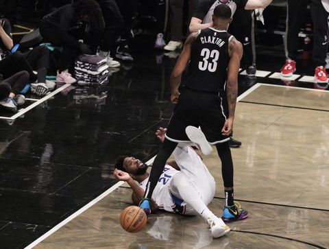 Wat gebeurt hier nou? Joel Embiid trapt tegenstander in NBA play-offs wedstrijd