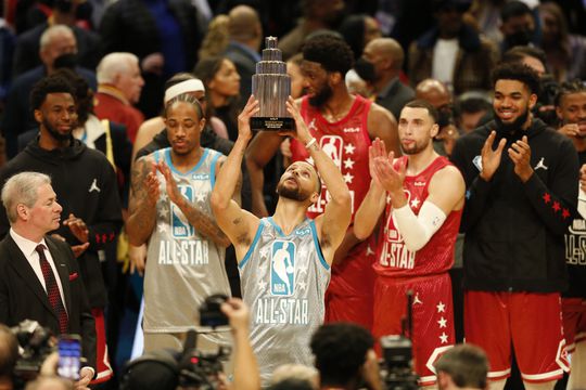 🎥 | Stephen Curry schiet Team LeBron James naar winst in All Star-wedstrijd tegen Team Durant