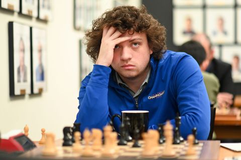 Schaakrel gaat verder: omstreden Hans Niemann eist 100 miljoen dollar van onder meer Magnus Carlsen