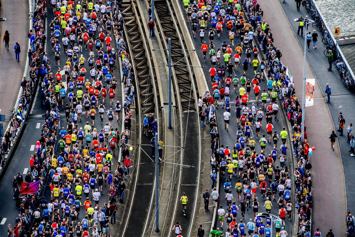 Een mensenmassa in iets te warm weer: marathon Rotterdam is begonnen