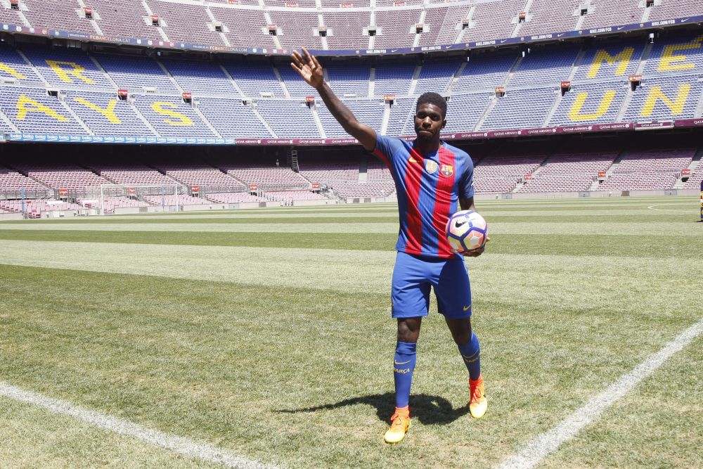 Racistische Twitterrel bij Barça: 'Moet hij starten omdat hij zwart is?'