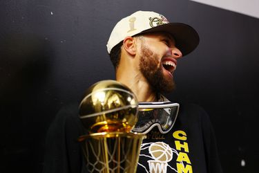 'Basketbalster Stephen Curry wordt 'man van 1 miljard euro' door nieuwe deal met dit kledingmerk'