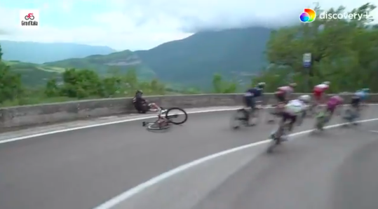 🎥 | Fernando Gaviria kan Giro-etappe vervolgen na ongelukkige valpartij