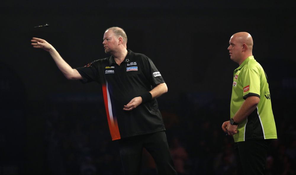 Van Barneveld wint gigantische dartsthriller van Mighty Mike