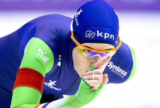 Handjevol die-hard schaatsfans zien easy trainingsrit Ireen Wüst in leeg Thialf