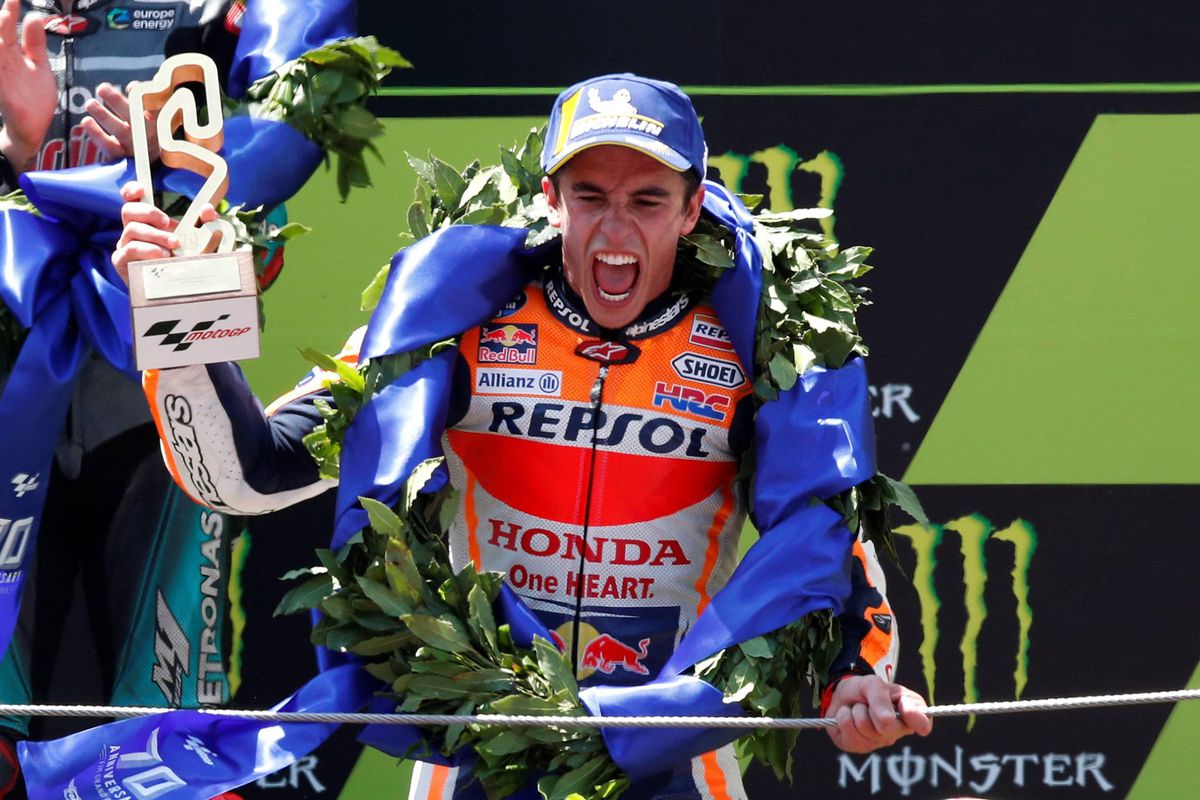 Márquez ontwijkt grote crash en wint GP van Catalonië