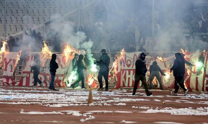 Pleuris in Griekenland: 'fans' Panathinaikos vallen spelers van Olympiakos aan (video)