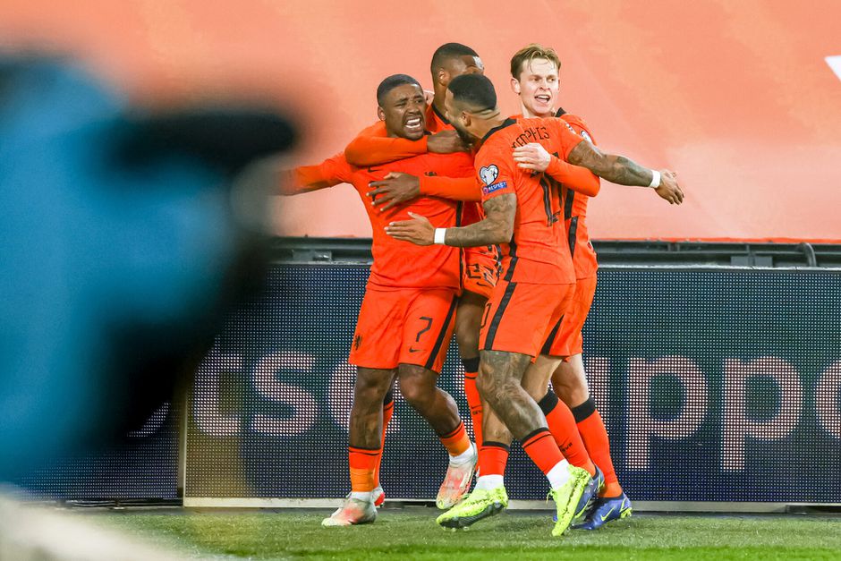Feest! Skybox-bondscoach Van Gaal telefoneert Oranje naar het WK
