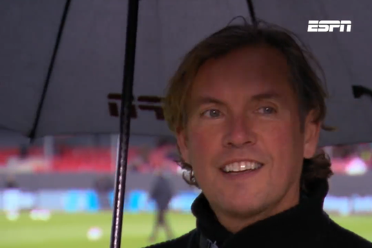 🎥 | Alex Pastoor jat paraplu tijdens interview bij ESPN: 'Dat is een knap dingetje'