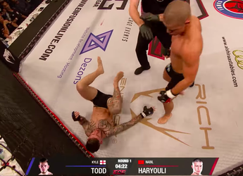 🎥 | KO! Nabil Haryouli beukt Britse opponent de kooi door bij MMA-debuut