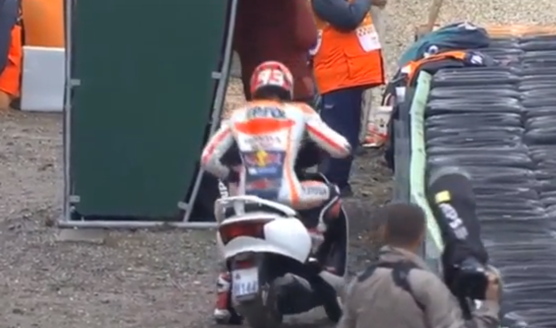 LOL! Marc Marquez jat scooter fotograaf (video)