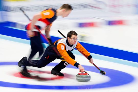 Curlingmannen schuiven zich langs Engeland en beginnen EK lekker