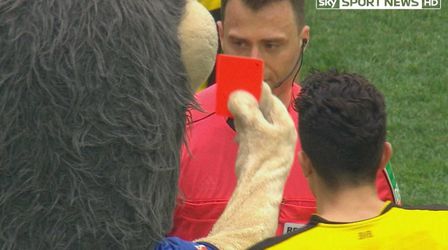 Schalke-mascotte krijgt misschien straf voor rode kaart aan scheids