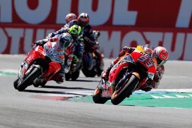 Márquez wint mooie editie MotoGP Assen, held Rossi stelt beetje teleur (video)