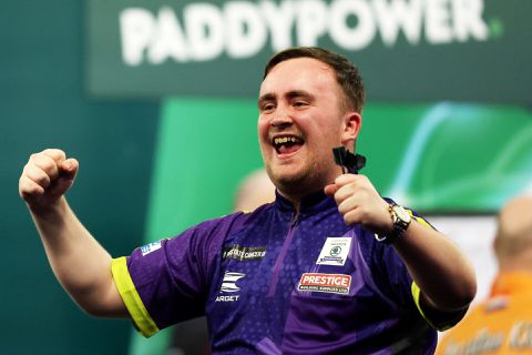 Live WK darts | Bizar goede Luke Littler en bizar slechte Peter Wright zorgen voor verrassende uitslagen