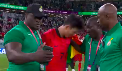 🎥 | Gevoelige timing: Ghana-staflid wil selfie maken met geëmotioneerde Son