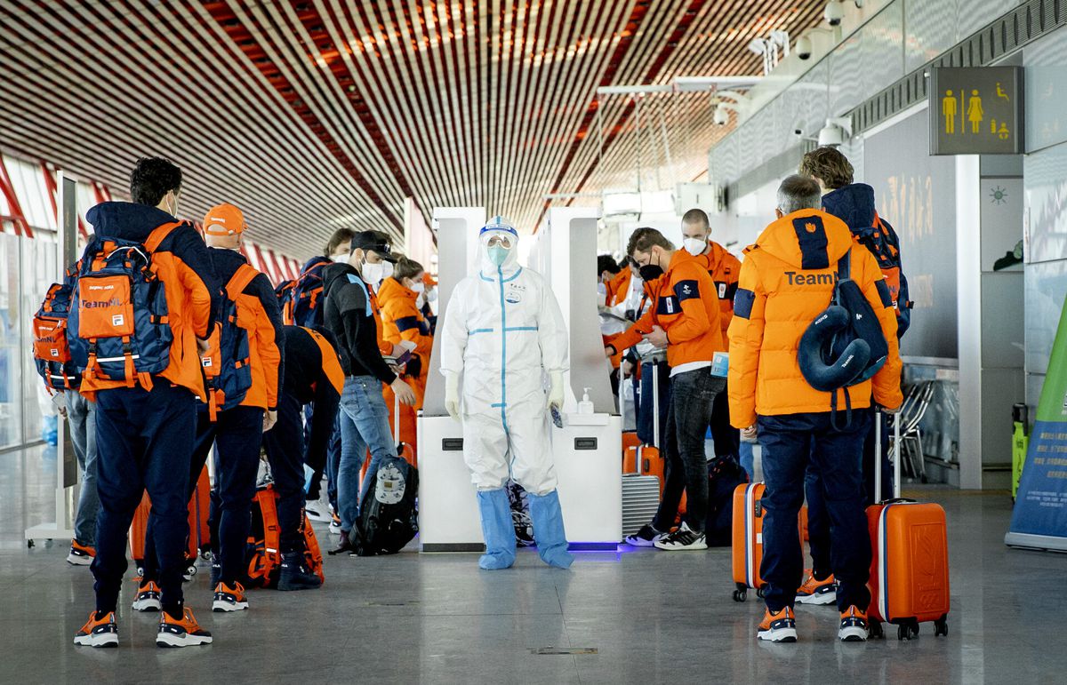 Chaos bij aankomst TeamNL in Beijing, komen er nu al positieve testen?