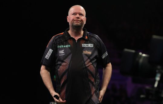 Van Barneveld dreigt uit de top-16 van de wereld te vallen: 'Ik denk er aan'