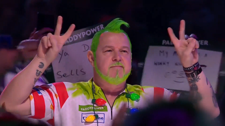 🎥 | Geweldige outfit! Peter Wright steelt de show als 'kerstboom'