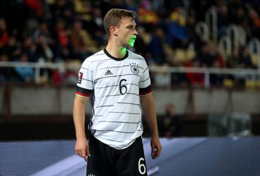 📸 | Joshua Kimmich wordt verblind door groene laserpen bij Noord-Macedonië - Duitsland