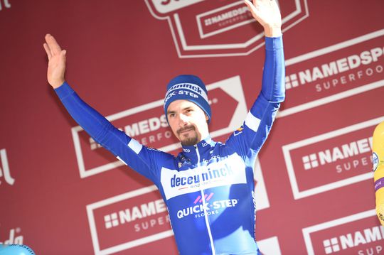 Alaphilippe juicht na prachtige strijd op lastig klimmetje in Tirreno-Adriatico