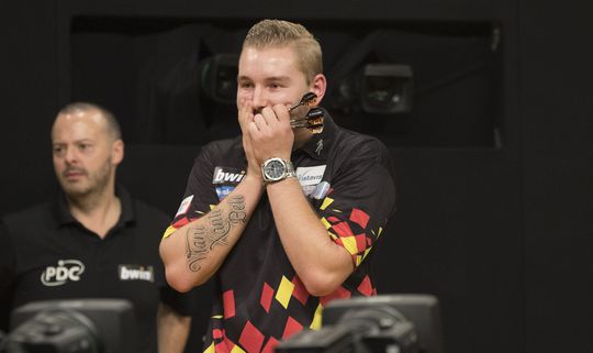 Van den Bergh vertelt bizar verhaal na 9-darter: 'Mijn vriendin lag in coma' (video)