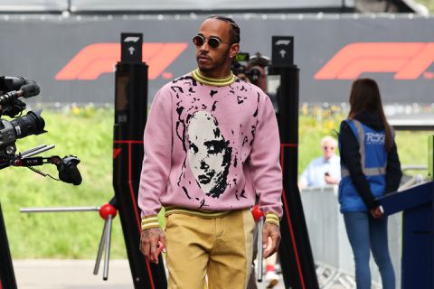 Hamilton geschokt door wangedrag Verstappen-fans: 'Paniekaanval bij GP-bezoek is belachelijk'