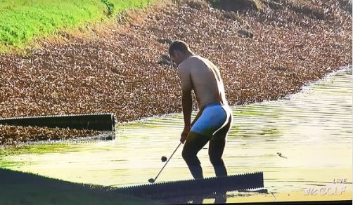 LOL! Golfer gaat uit de kleren om bal uit het water te slaan (video)
