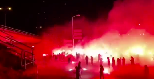 🎥 | AZ-fans pakken flink uit en steunen club met HEEL VEEL vuurwerk