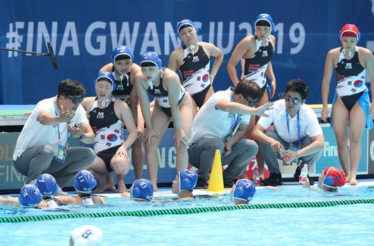 WTF! WK-record: waterpolosters Hongarije verslaan gastland Zuid-Korea met 64-0